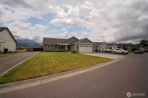 Exterior - 413 Cornerstone Dr, Sumas, WA 98295 photo 2 of 9