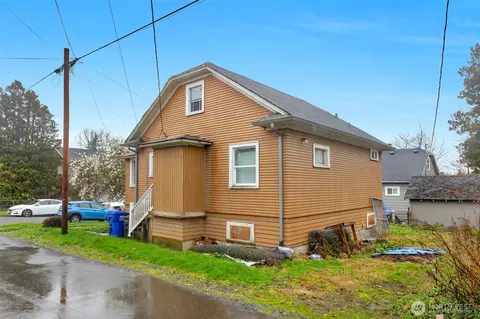Exterior - 2209 21st St, Everett, WA 98201 photo 5 of 6