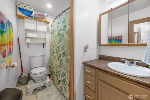 Bath - 2209 21st St, Everett, WA 98201 photo 1 of 1