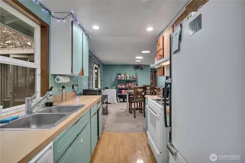 Kitchen - 20327 W Richmond Rd, Bothell, WA 98021 photo 1 of 4