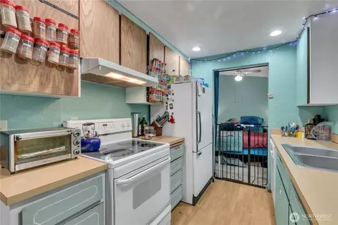 Kitchen - 20327 W Richmond Rd, Bothell, WA 98021 photo 2 of 4