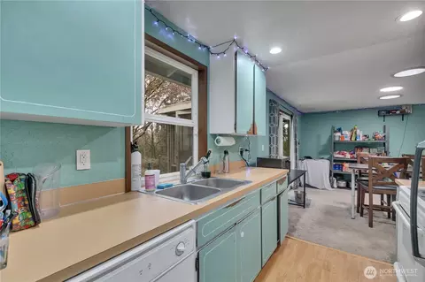 Kitchen - 20327 W Richmond Rd, Bothell, WA 98021 photo 4 of 4