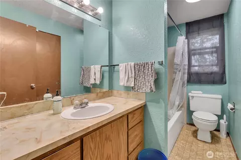 Bath - 20327 W Richmond Rd, Bothell, WA 98021 photo 1 of 2
