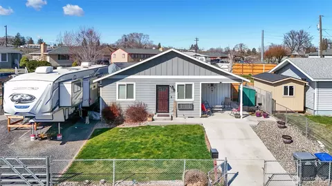 1042 W Charlotte St, Moses Lake, WA 98837