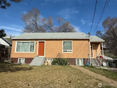 216 Cherry Ave W, Omak, WA 98841