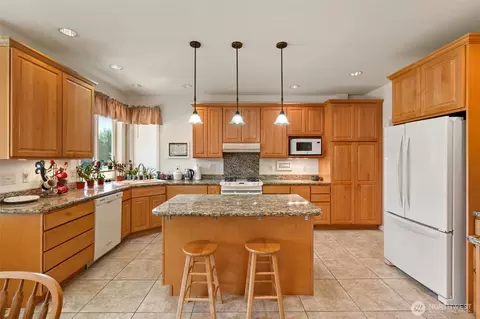 Kitchen - 301 Russell Rd, Winlock, WA 98596 photo 1 of 3