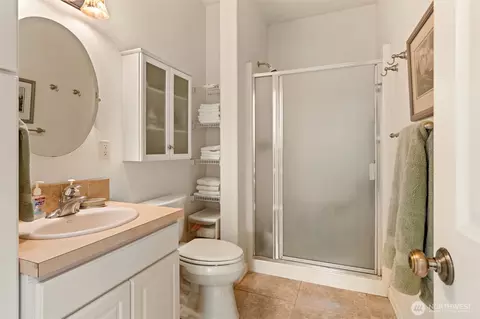 Bath - 301 Russell Rd, Winlock, WA 98596 photo 3 of 4