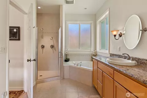 Bath - 301 Russell Rd, Winlock, WA 98596 photo 2 of 4