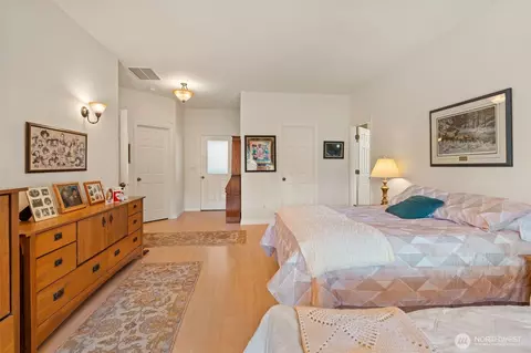 Bedroom - 301 Russell Rd, Winlock, WA 98596 photo 2 of 4
