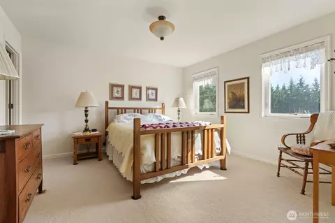 Bedroom - 301 Russell Rd, Winlock, WA 98596 photo 3 of 4