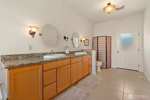 Bath - 301 Russell Rd, Winlock, WA 98596 photo 1 of 4