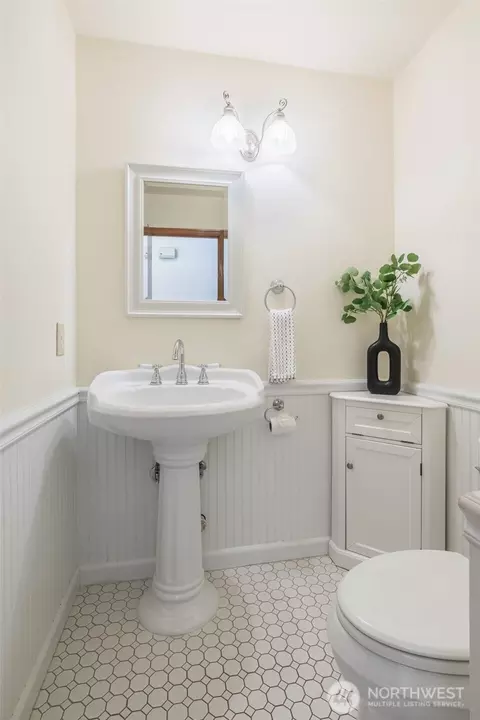 Bath - 12327 44 Dr SE, Everett, WA 98208 photo 1 of 3