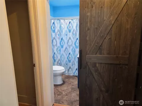 Bath - 561 15th Ave, Longview, WA 98632 photo 1 of 3