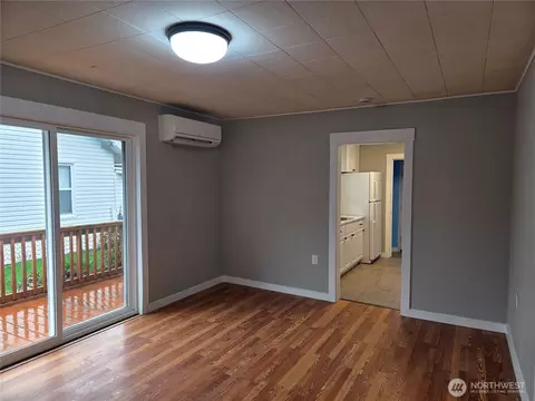 Living - 561 15th Ave, Longview, WA 98632 photo 1 of 3