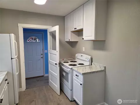 Kitchen - 561 15th Ave, Longview, WA 98632 photo 2 of 2