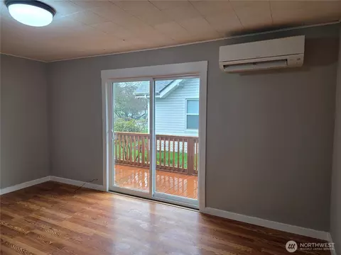 Living - 561 15th Ave, Longview, WA 98632 photo 2 of 3