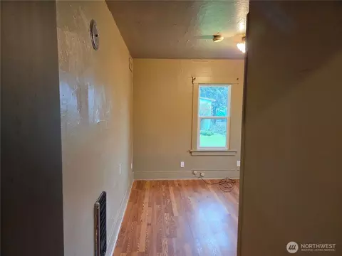 Living - 561 15th Ave, Longview, WA 98632 photo 3 of 3
