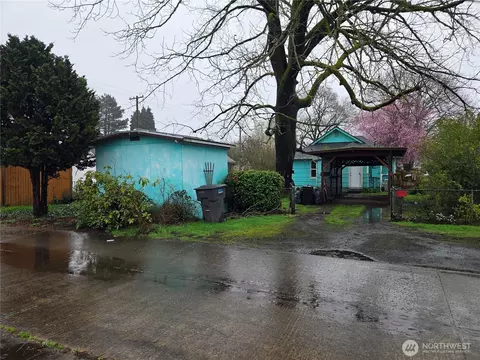 Exterior - 561 15th Ave, Longview, WA 98632 photo 7 of 8