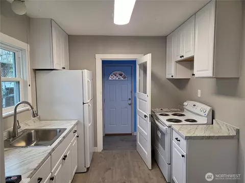 Kitchen - 561 15th Ave, Longview, WA 98632 photo 1 of 2