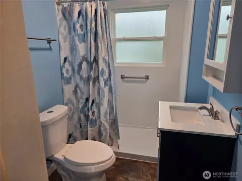 Bath - 561 15th Ave, Longview, WA 98632 photo 3 of 3
