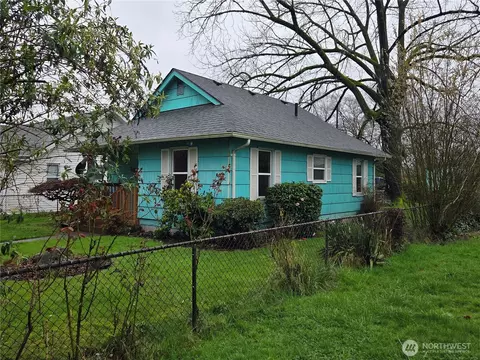 Exterior - 561 15th Ave, Longview, WA 98632 photo 3 of 8
