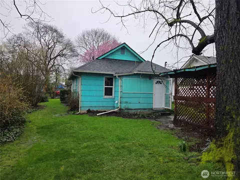 Exterior - 561 15th Ave, Longview, WA 98632 photo 4 of 8