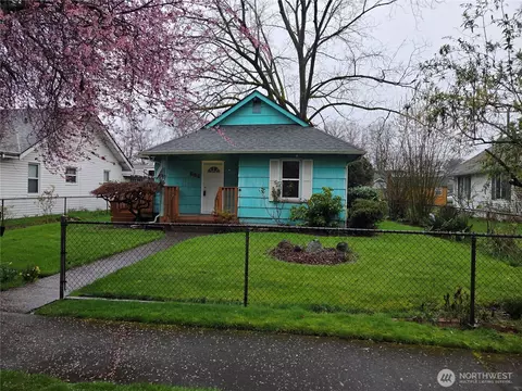 Exterior - 561 15th Ave, Longview, WA 98632 photo 2 of 8