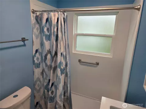 Bath - 561 15th Ave, Longview, WA 98632 photo 2 of 3