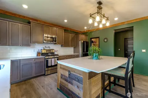 Kitchen - 650 Mckinley St, Enumclaw, WA 98022 photo 3 of 4