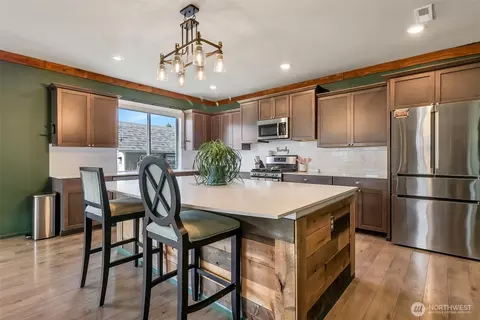 Kitchen - 650 Mckinley St, Enumclaw, WA 98022 photo 2 of 4