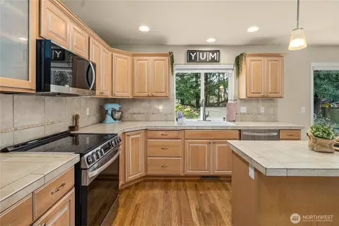 Kitchen - 20424 190th Ave E, Orting, WA 98360 photo 2 of 2