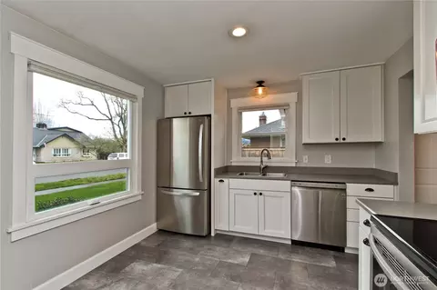 Kitchen - 1318 Lafromboise St, Enumclaw, WA 98022 photo 2 of 3