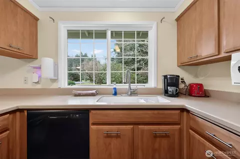 Kitchen - 271 Hawkins Rd, Winlock, WA 98596 photo 3 of 4