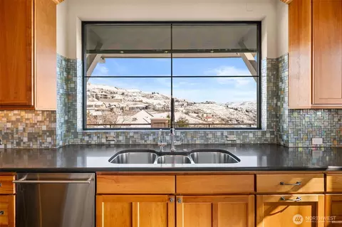 Kitchen - 232 Crystal Dr, Chelan, WA 98816 photo 5 of 6