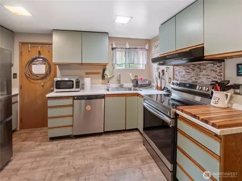 Kitchen - 29518 SE 384th St, Enumclaw, WA 98022 photo 3 of 4