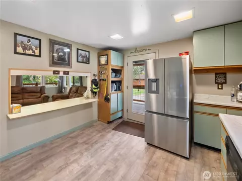 Kitchen - 29518 SE 384th St, Enumclaw, WA 98022 photo 4 of 4