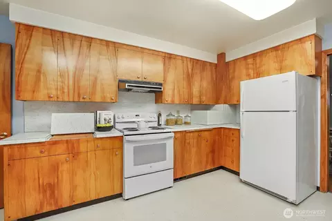 Kitchen - 2001 State St, Everett, WA 98201 photo 3 of 4