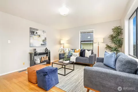 Living - 2001 State St, Everett, WA 98201 photo 2 of 4