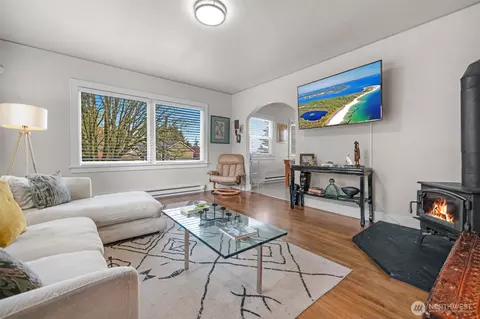 Living - 5431 Broadway, Everett, WA 98203 photo 3 of 5