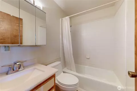 Bath - 457 Prospect Ave, Walla Walla, WA 99362 photo 2 of 3