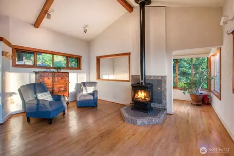 Living - 406 Parker Reef Rd, Eastsound, WA 98245 photo 3 of 4