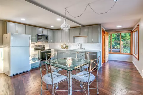 Kitchen - 406 Parker Reef Rd, Eastsound, WA 98245 photo 6 of 6