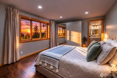Bedroom - 406 Parker Reef Rd, Eastsound, WA 98245 photo 5 of 5