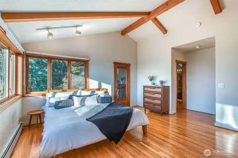 Bedroom - 406 Parker Reef Rd, Eastsound, WA 98245 photo 2 of 5