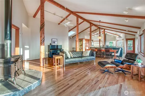 Living - 406 Parker Reef Rd, Eastsound, WA 98245 photo 2 of 4