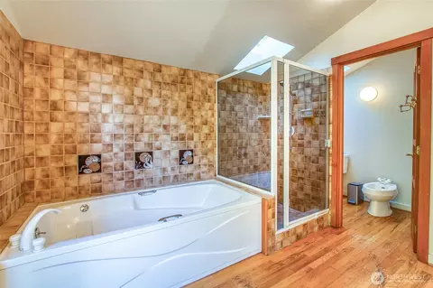 Bath - 406 Parker Reef Rd, Eastsound, WA 98245 photo 2 of 4