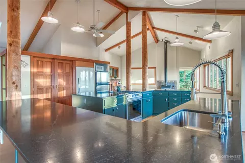 Kitchen - 406 Parker Reef Rd, Eastsound, WA 98245 photo 5 of 6
