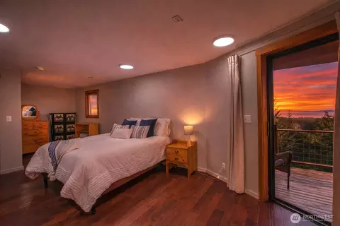 Bedroom - 406 Parker Reef Rd, Eastsound, WA 98245 photo 4 of 5