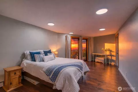 Bedroom - 406 Parker Reef Rd, Eastsound, WA 98245 photo 3 of 5
