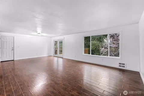 Living - 2422 73rd St SE, Everett, WA 98203 photo 3 of 4
